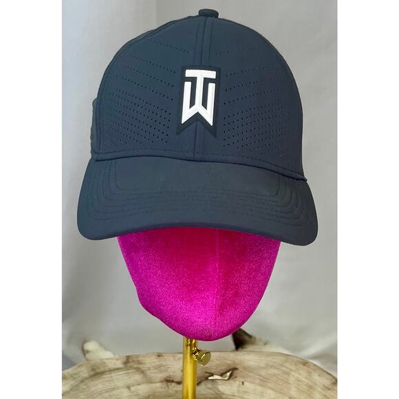 NIKE GOLF - AeroBill Tiger Woods Heriage86 Perforated Dri-FIT Baseball Cap Black - Picture 1 of 5